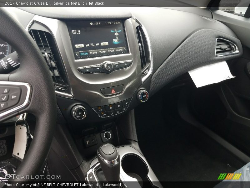 Silver Ice Metallic / Jet Black 2017 Chevrolet Cruze LT