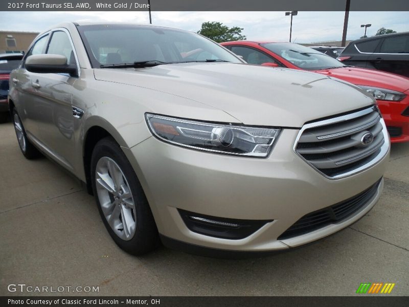 Front 3/4 View of 2017 Taurus SEL AWD