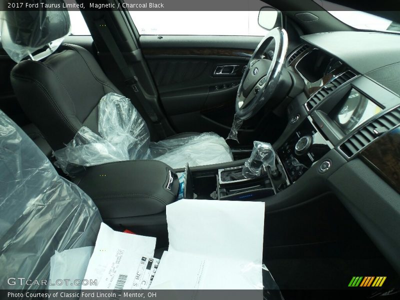 Magnetic / Charcoal Black 2017 Ford Taurus Limited