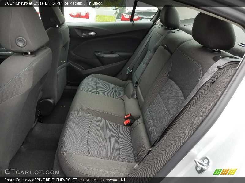 Silver Ice Metallic / Jet Black 2017 Chevrolet Cruze LT
