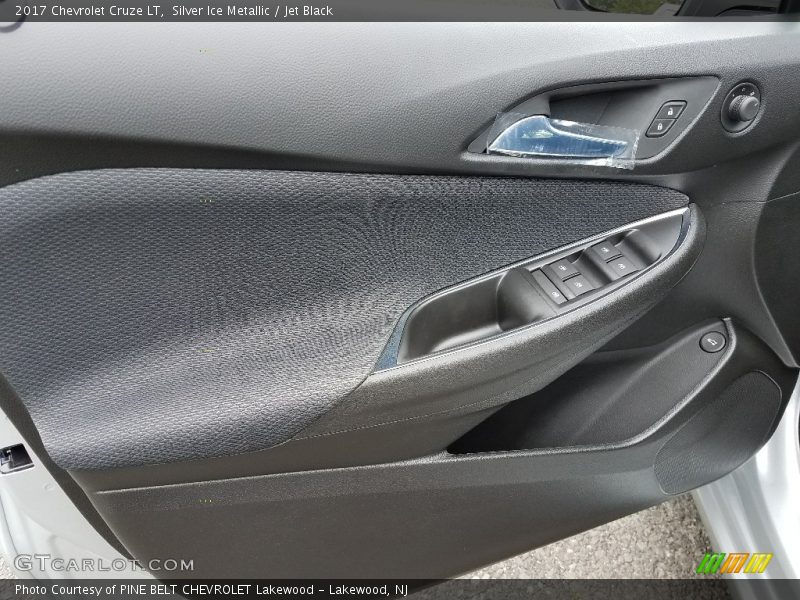 Silver Ice Metallic / Jet Black 2017 Chevrolet Cruze LT