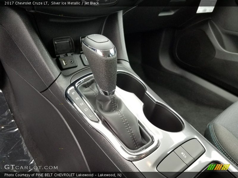 Silver Ice Metallic / Jet Black 2017 Chevrolet Cruze LT
