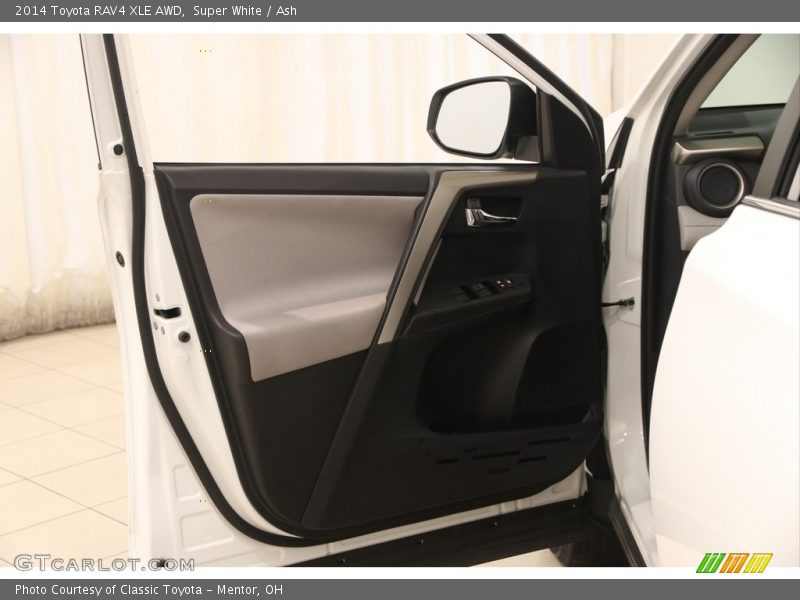 Super White / Ash 2014 Toyota RAV4 XLE AWD