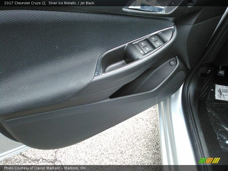 Silver Ice Metallic / Jet Black 2017 Chevrolet Cruze LS