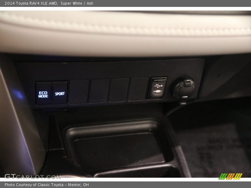 Super White / Ash 2014 Toyota RAV4 XLE AWD