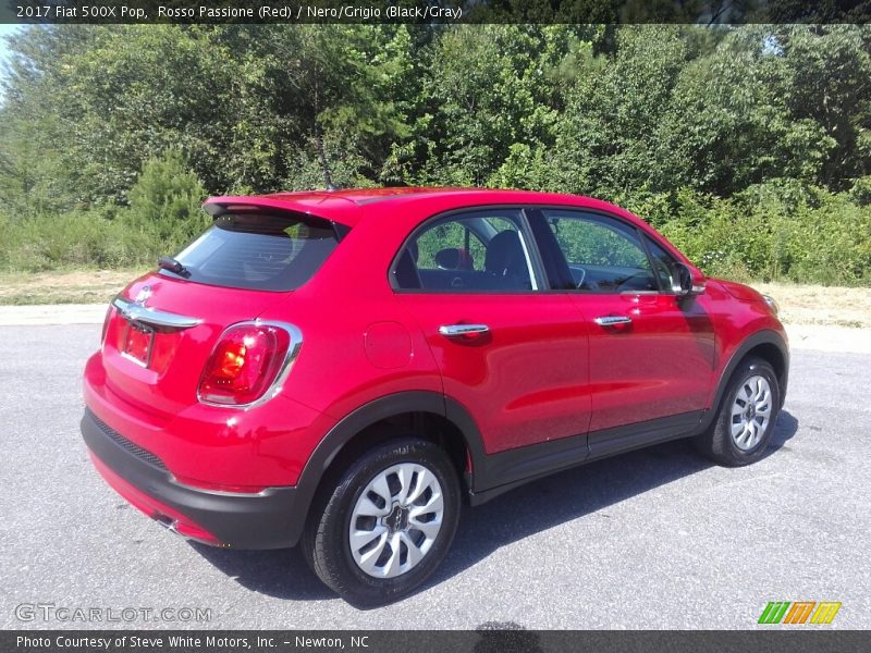 Rosso Passione (Red) / Nero/Grigio (Black/Gray) 2017 Fiat 500X Pop