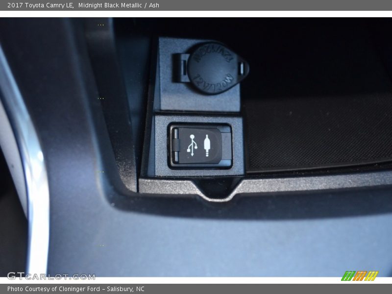 Midnight Black Metallic / Ash 2017 Toyota Camry LE