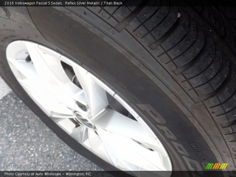 Reflex Silver Metallic / Titan Black 2016 Volkswagen Passat S Sedan