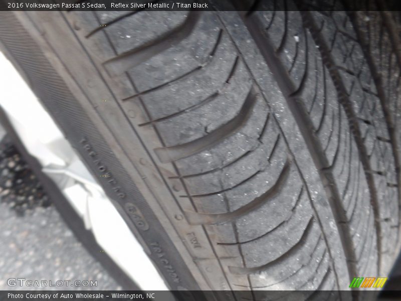 Reflex Silver Metallic / Titan Black 2016 Volkswagen Passat S Sedan