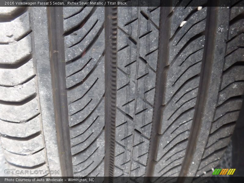 Reflex Silver Metallic / Titan Black 2016 Volkswagen Passat S Sedan