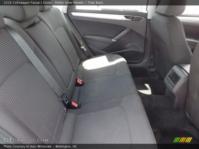 Reflex Silver Metallic / Titan Black 2016 Volkswagen Passat S Sedan