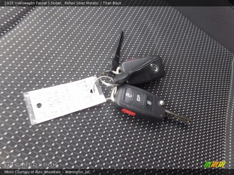 Reflex Silver Metallic / Titan Black 2016 Volkswagen Passat S Sedan