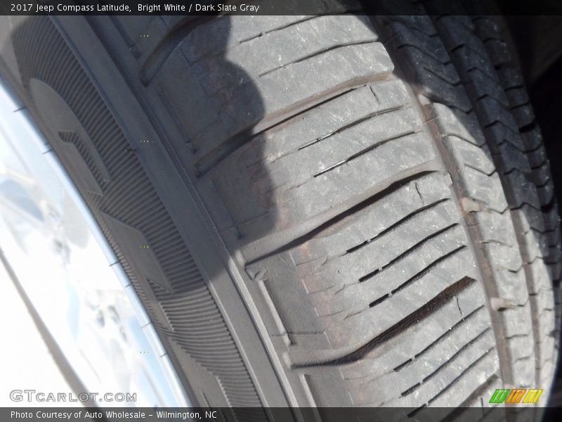 Bright White / Dark Slate Gray 2017 Jeep Compass Latitude