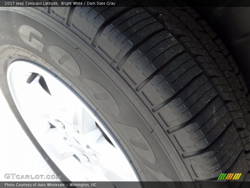 Bright White / Dark Slate Gray 2017 Jeep Compass Latitude