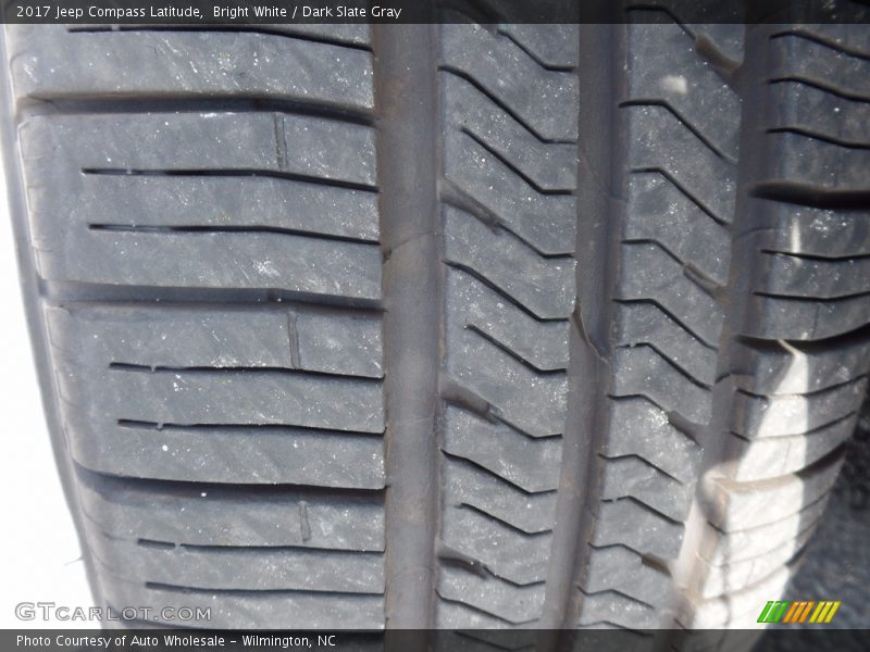 Bright White / Dark Slate Gray 2017 Jeep Compass Latitude