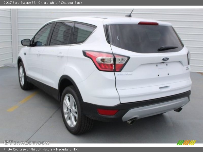 Oxford White / Charcoal Black 2017 Ford Escape SE
