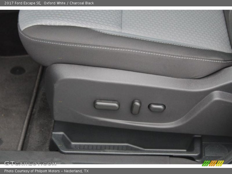 Oxford White / Charcoal Black 2017 Ford Escape SE