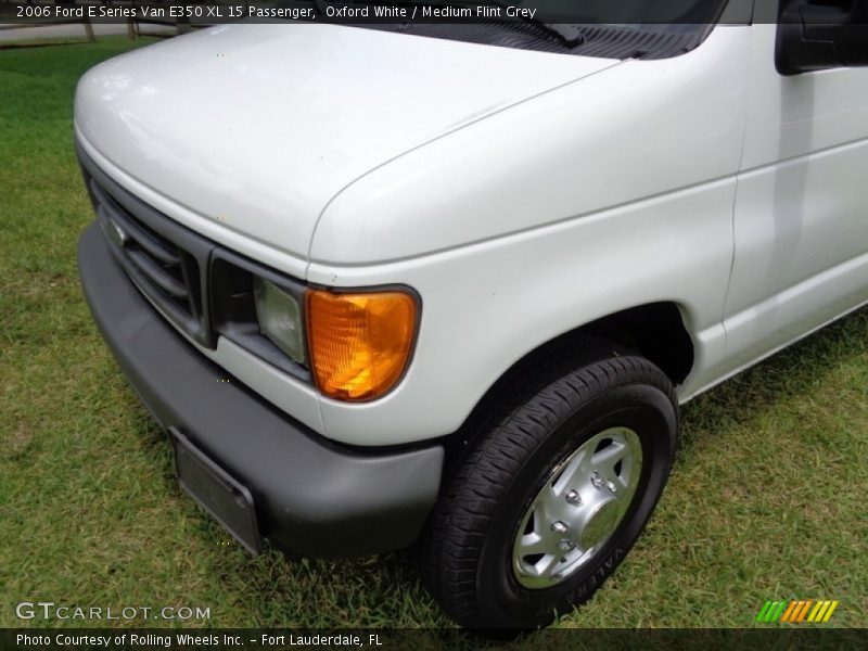 Oxford White / Medium Flint Grey 2006 Ford E Series Van E350 XL 15 Passenger