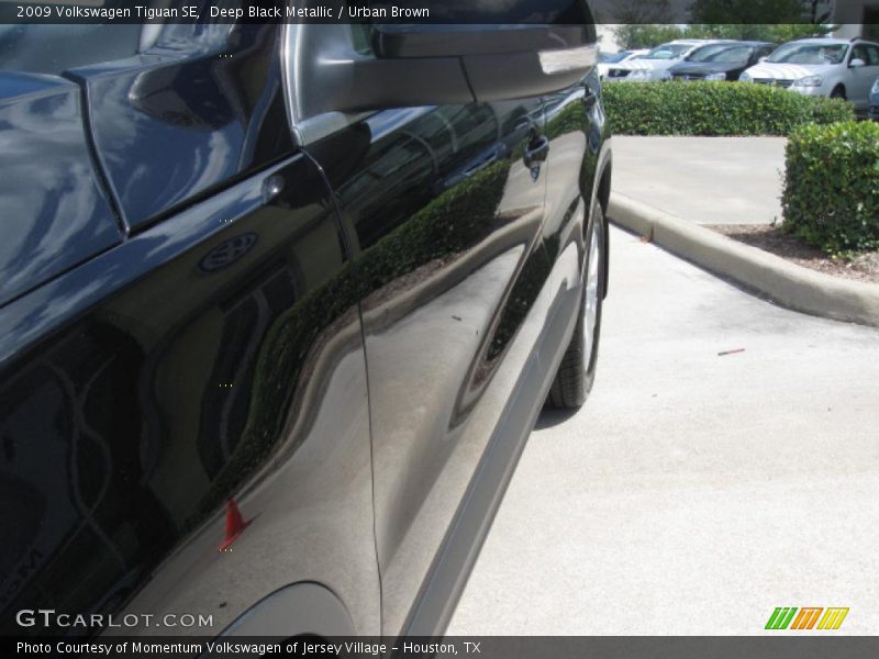 Deep Black Metallic / Urban Brown 2009 Volkswagen Tiguan SE