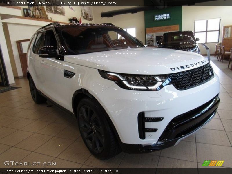 Front 3/4 View of 2017 Discovery HSE Luxury