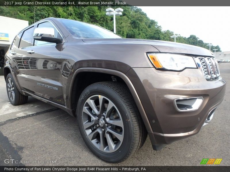 Front 3/4 View of 2017 Grand Cherokee Overland 4x4