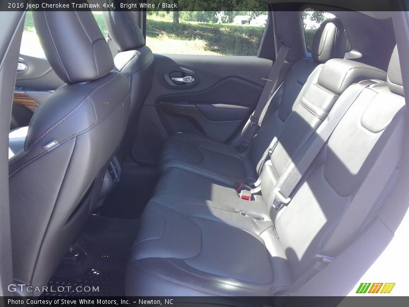 Bright White / Black 2016 Jeep Cherokee Trailhawk 4x4