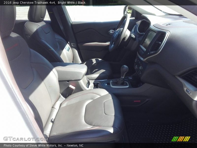 Bright White / Black 2016 Jeep Cherokee Trailhawk 4x4