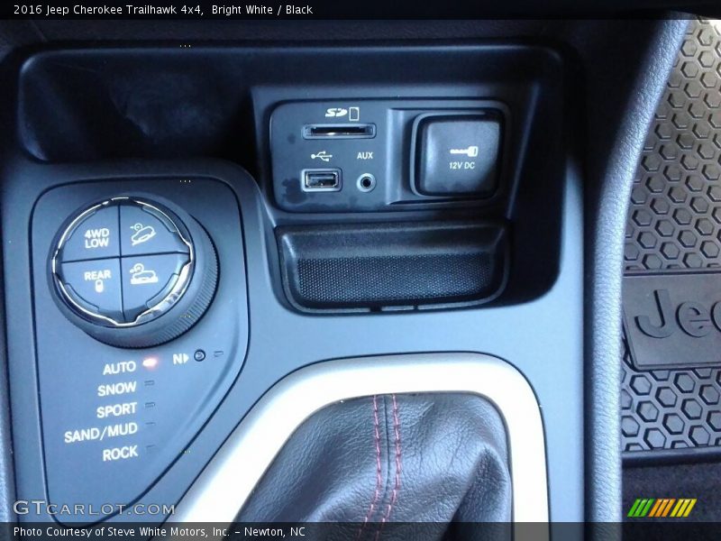 Bright White / Black 2016 Jeep Cherokee Trailhawk 4x4