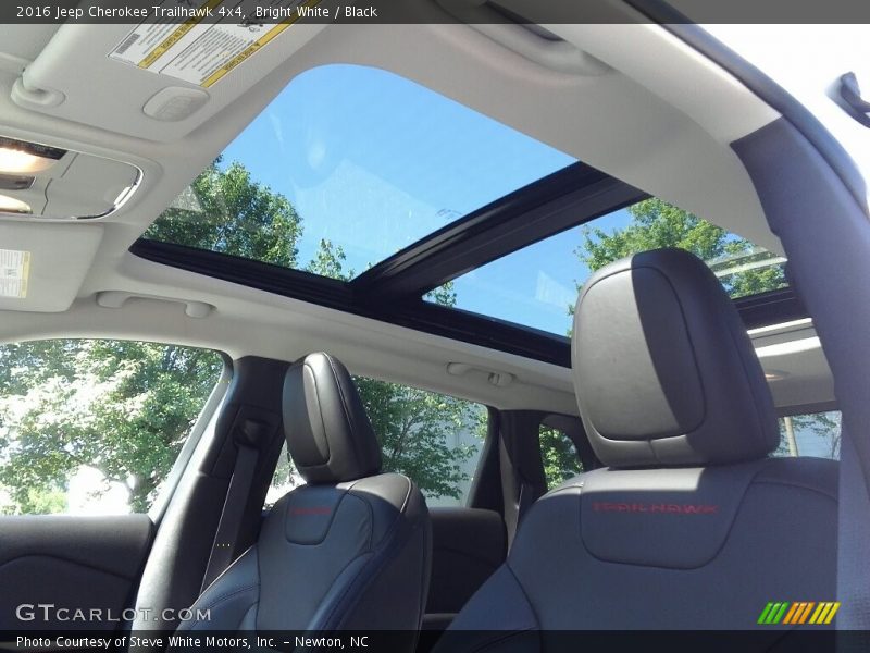 Bright White / Black 2016 Jeep Cherokee Trailhawk 4x4