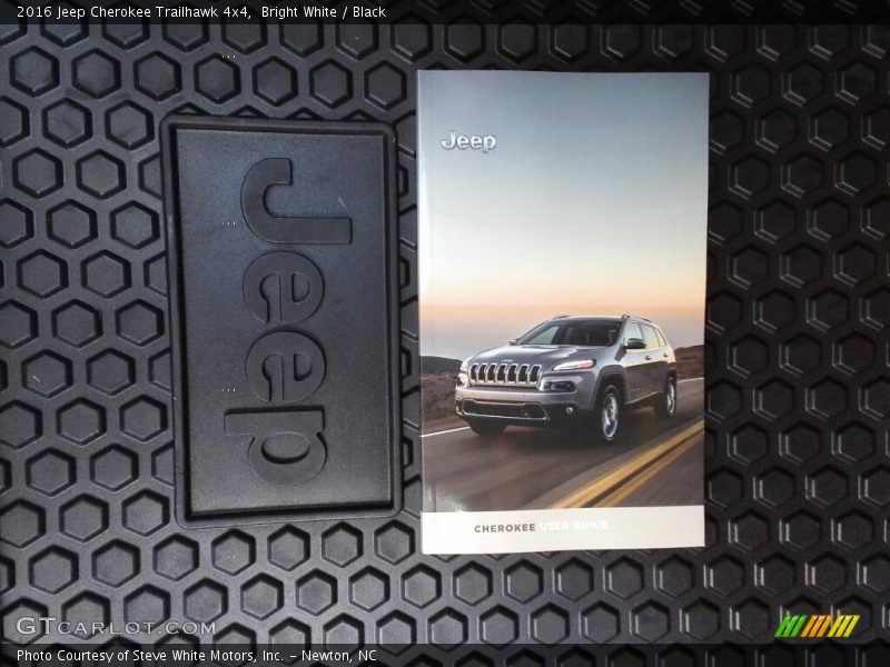 Bright White / Black 2016 Jeep Cherokee Trailhawk 4x4