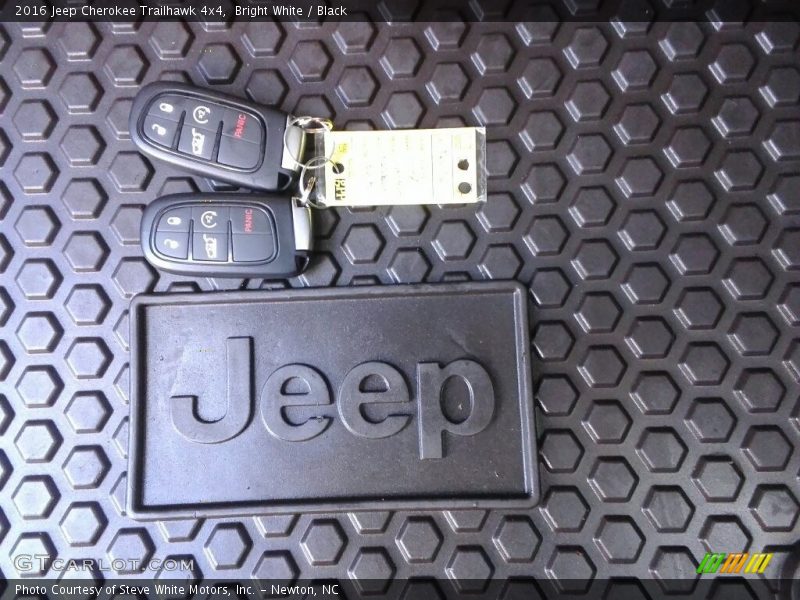Bright White / Black 2016 Jeep Cherokee Trailhawk 4x4