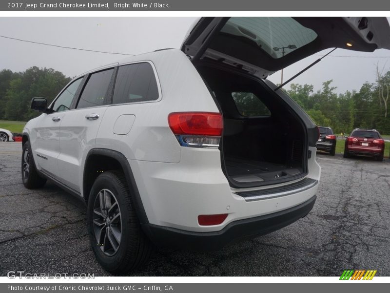 Bright White / Black 2017 Jeep Grand Cherokee Limited