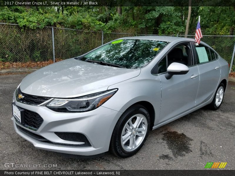 Silver Ice Metallic / Jet Black 2017 Chevrolet Cruze LT