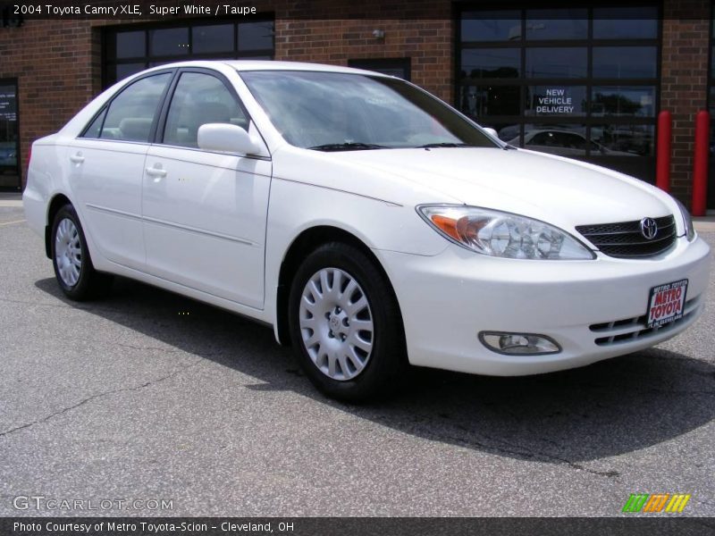 Super White / Taupe 2004 Toyota Camry XLE