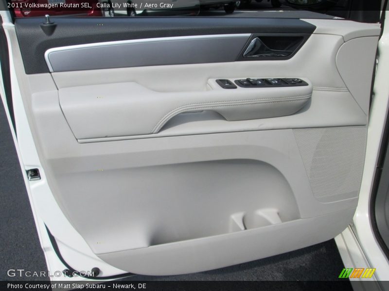 Calla Lily White / Aero Gray 2011 Volkswagen Routan SEL