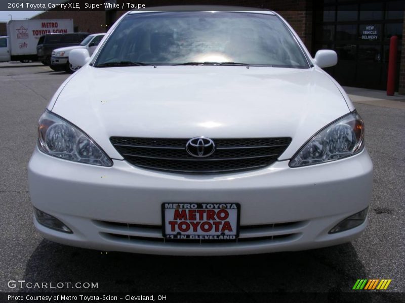 Super White / Taupe 2004 Toyota Camry XLE