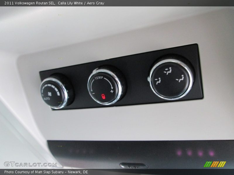 Calla Lily White / Aero Gray 2011 Volkswagen Routan SEL