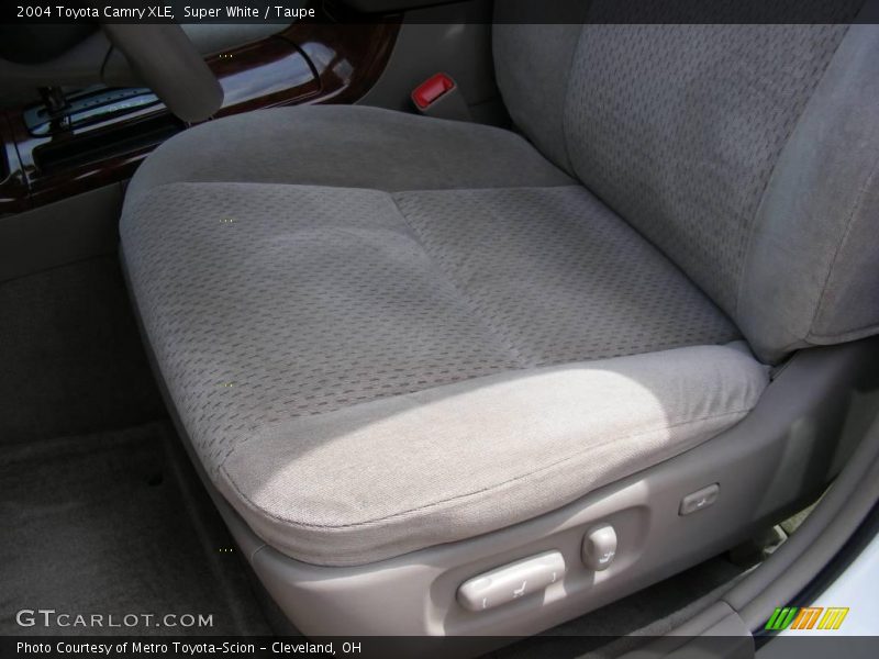 Super White / Taupe 2004 Toyota Camry XLE