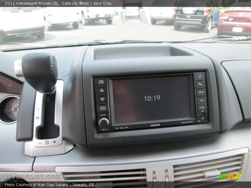 Calla Lily White / Aero Gray 2011 Volkswagen Routan SEL