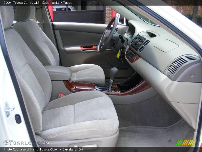 Super White / Taupe 2004 Toyota Camry XLE