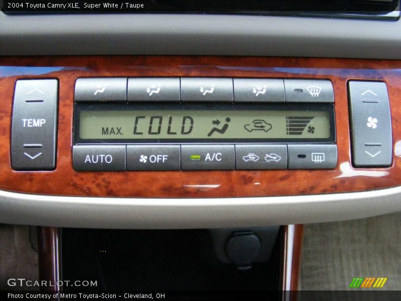 Super White / Taupe 2004 Toyota Camry XLE