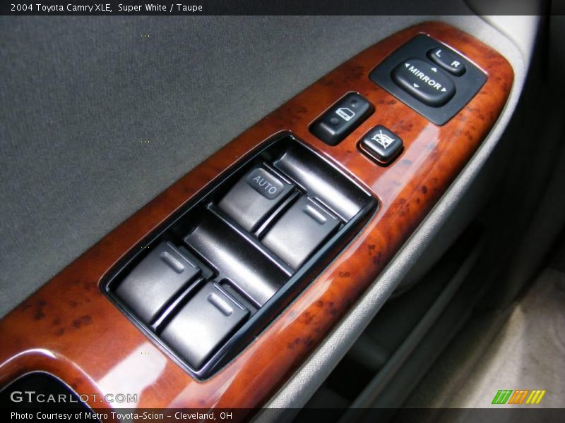 Super White / Taupe 2004 Toyota Camry XLE