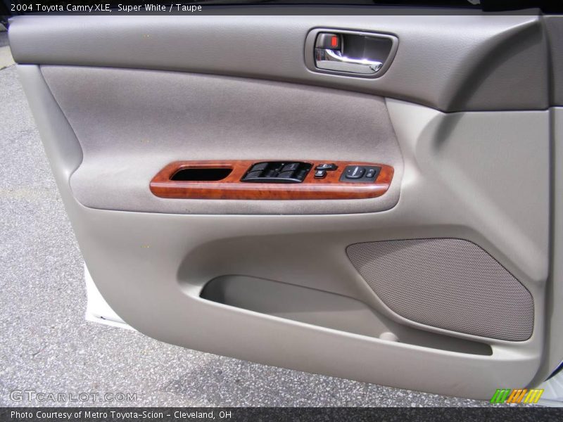 Super White / Taupe 2004 Toyota Camry XLE