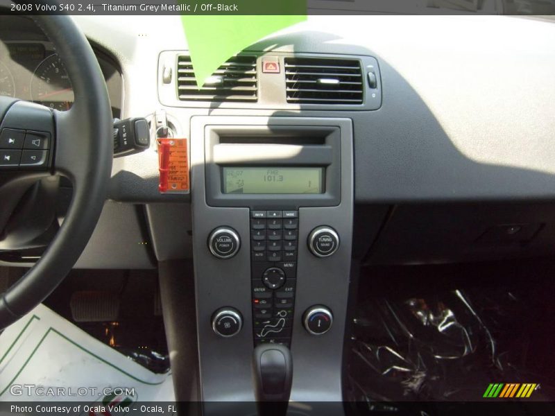 Titanium Grey Metallic / Off-Black 2008 Volvo S40 2.4i