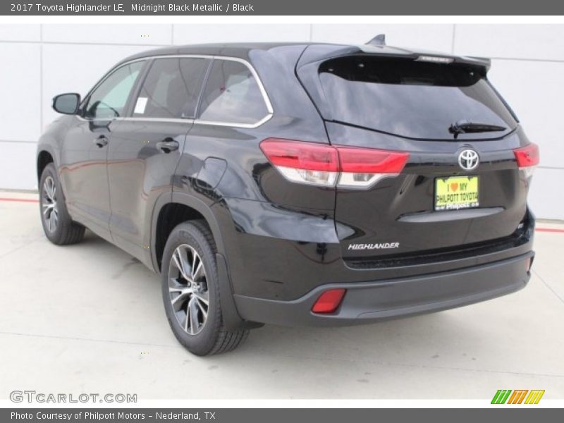 Midnight Black Metallic / Black 2017 Toyota Highlander LE