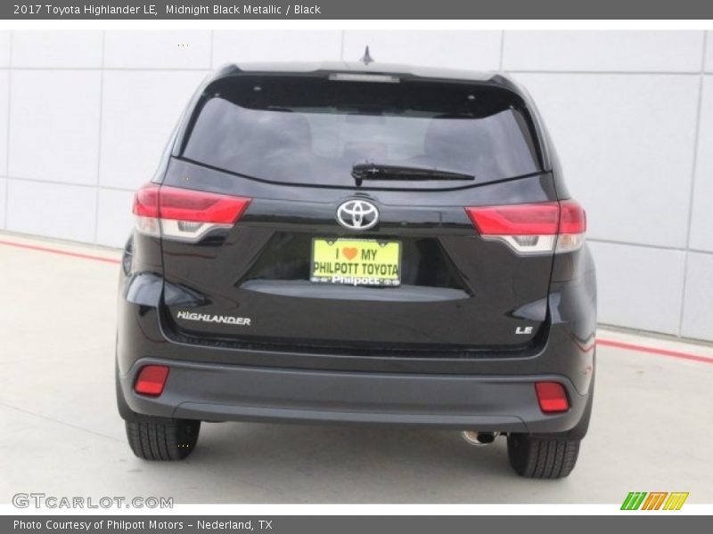 Midnight Black Metallic / Black 2017 Toyota Highlander LE