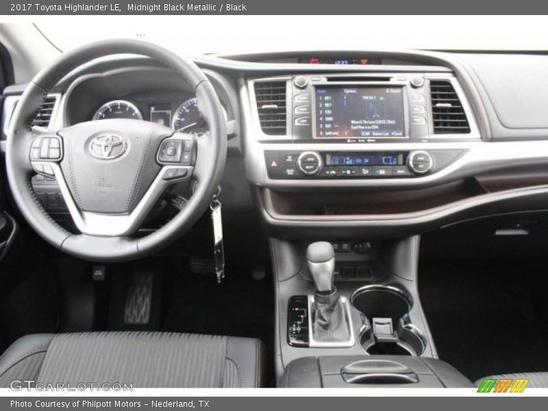 Midnight Black Metallic / Black 2017 Toyota Highlander LE