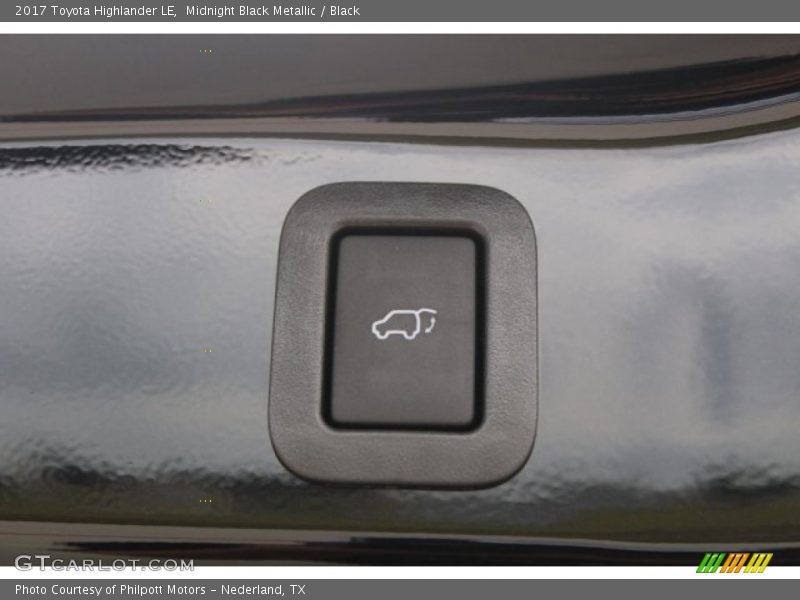 Midnight Black Metallic / Black 2017 Toyota Highlander LE