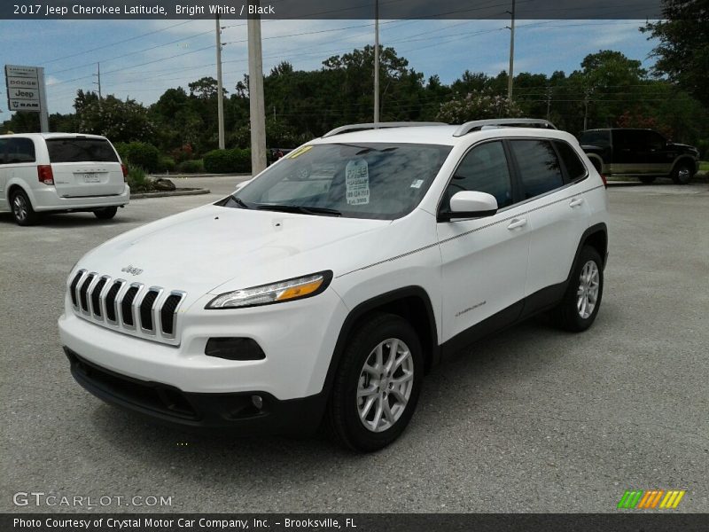 Front 3/4 View of 2017 Cherokee Latitude