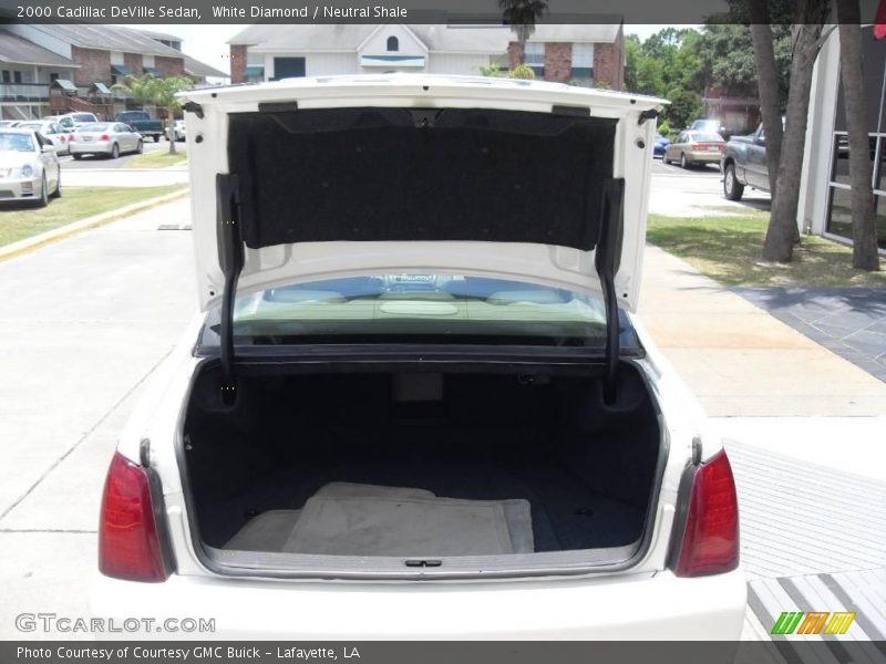 White Diamond / Neutral Shale 2000 Cadillac DeVille Sedan